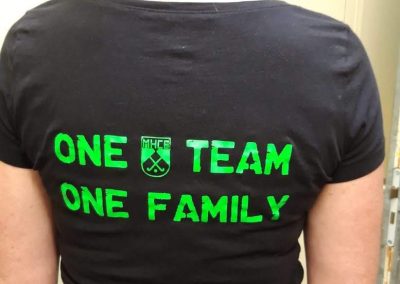 t shirt met tekst one team, one family